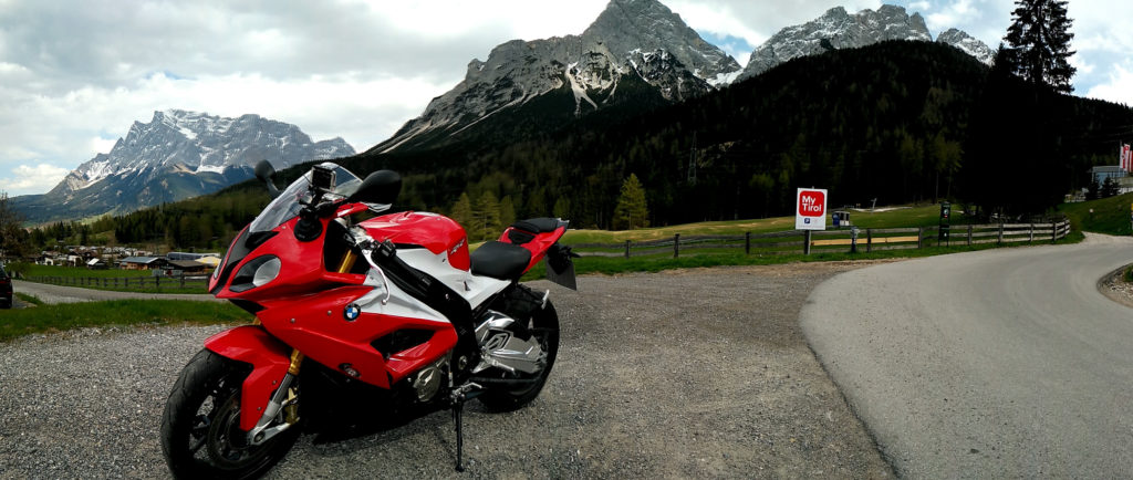 Die #RRed vor der mächtigen Zugspitze.