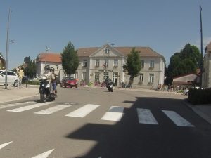 Motorrad vor der Hotel de Ville im Elsass