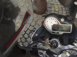 Motorradtacho mit Kilometer-Anzeige.