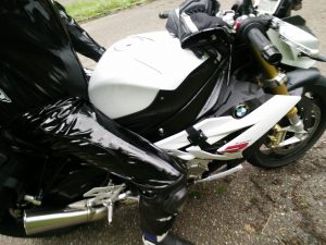 Mann in Regenkombi auf Motorrad