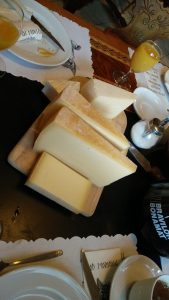 Käse auf dem Frühstück Tisch
