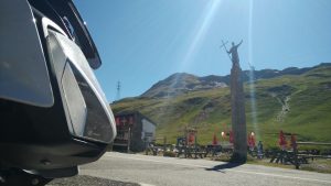 BMW S1000R vor einer Statue auf dem kleinen St. Bernardino