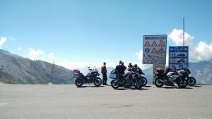 Motorräder am Colle dell'Agnello