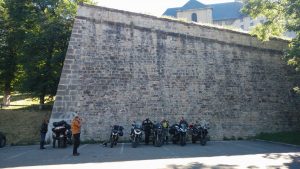 Motorräder vor der Stadtmauer in Briancon