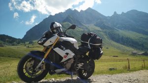 Motorrad vor Berg.