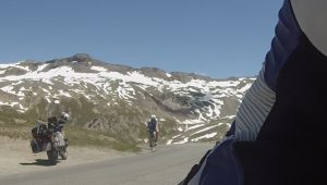 Fahrradfahrer auf der Passhöhe Col d'Iseran