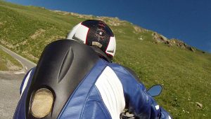 Rückenansicht Motorradfahrer auf dem Col du Galibier