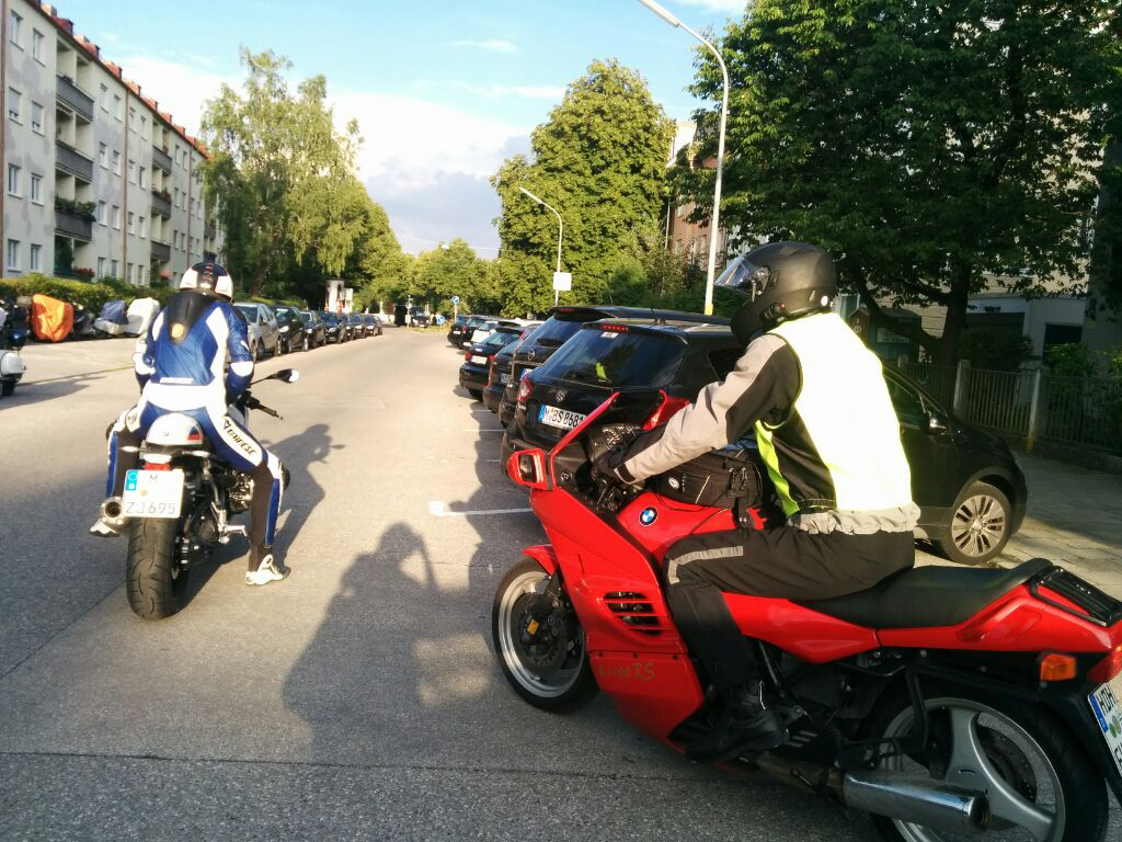 Zwei Motorräder bei der Abfahrt