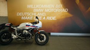 BMW R nineT Racer in der Auslieferungshalle