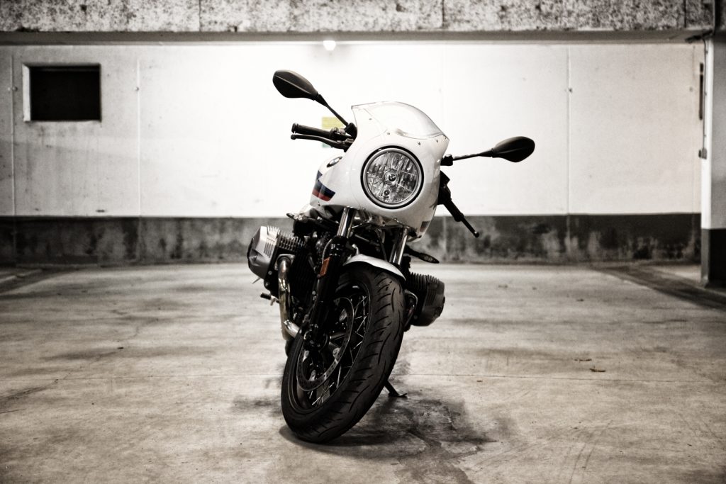 BMW R nineT Racer in der Tiefgarage