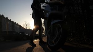 Bike und Biker im Sonnenenaufgang