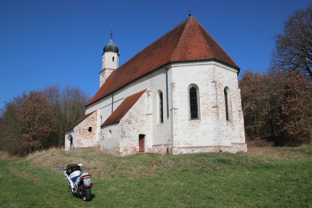 Motorrad vor der Geisterkirche Thomasbach