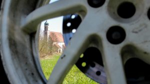 Kirche Thomasbach gesehen durch die Felge der Honda VFR