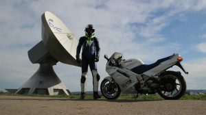 Motorrad, Biker und Satelittenschüssel