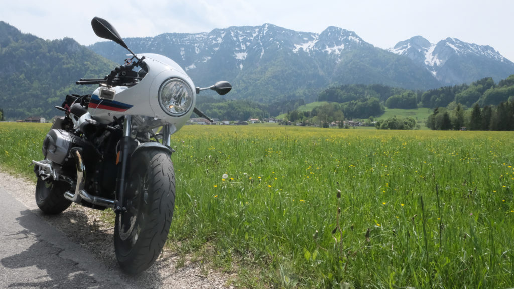 Motorrad und schneebedeckte Berge im Hintergrund