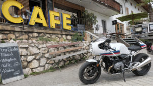 Motorrad vor Cafe