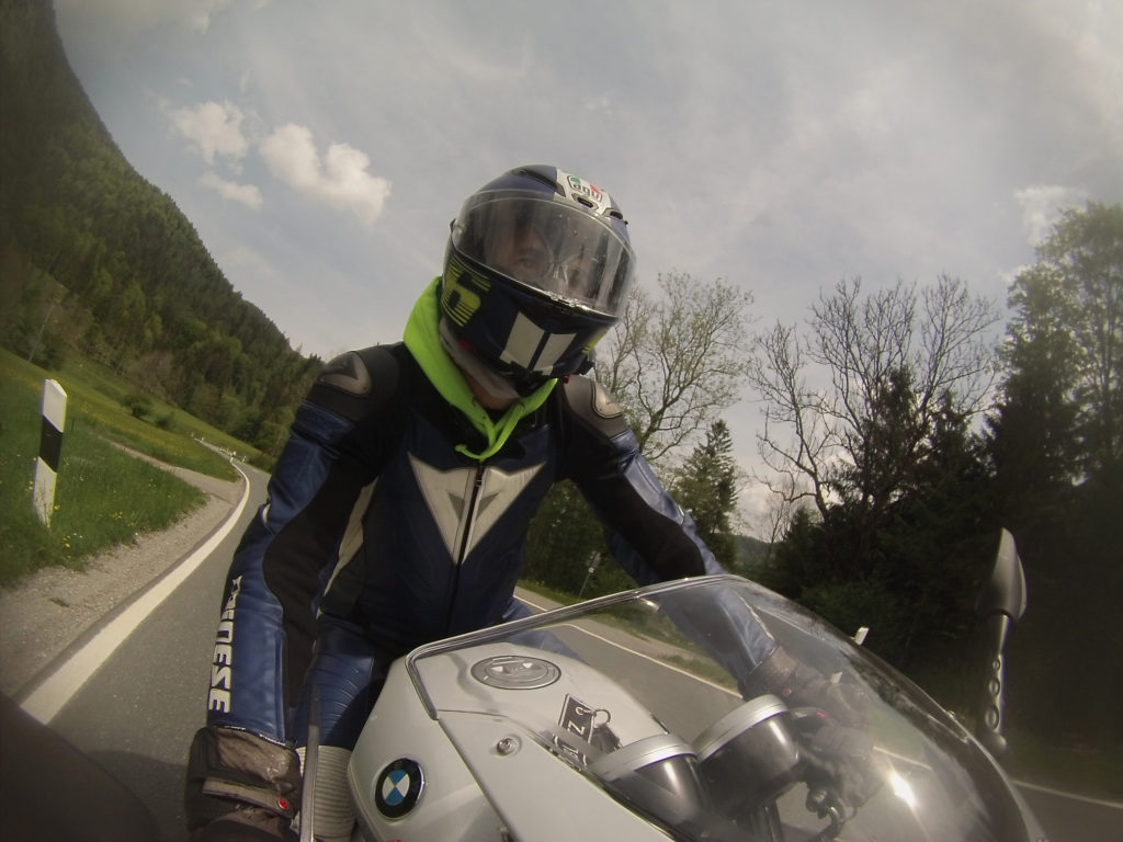 Motorradfahrer in der Kurve