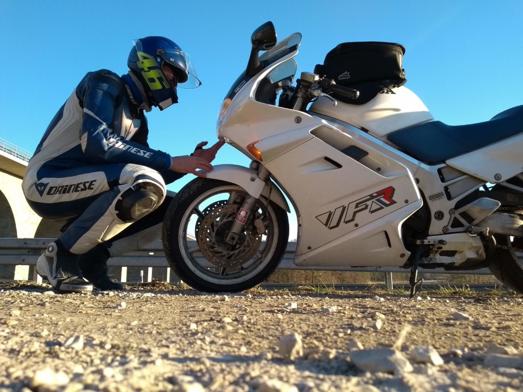 Motorradfahrer und Honda VFR 750 