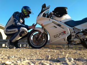 Motorradfahrer und Honda VFR 750