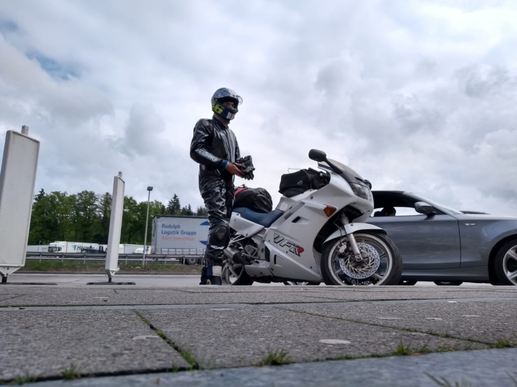 Motorradfahrer in Regenpelle