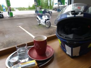 Kaffee mit Blick aufs Motorrad