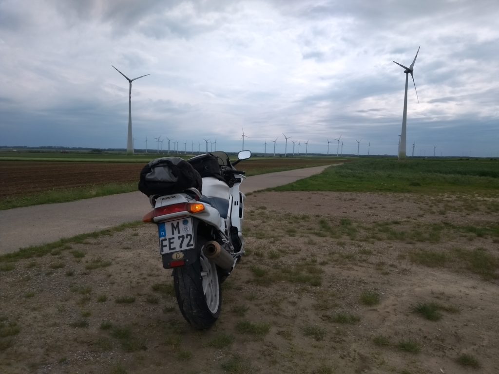 Motorrad und Windräder