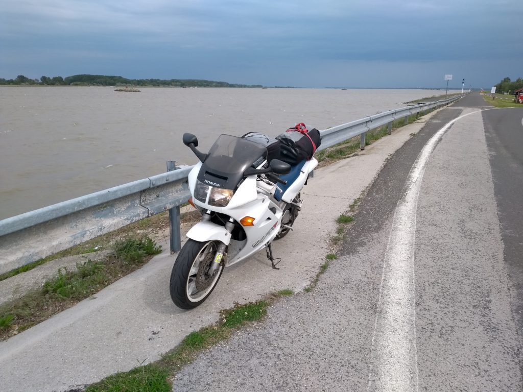 Motorrad am Donau-Ufer