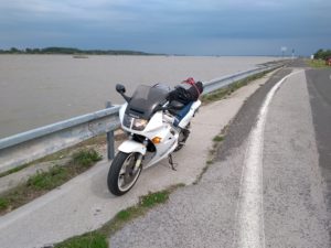 Motorrad am Donau-Ufer