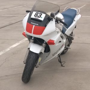 Honda VFR mit angeklebten Lichtern