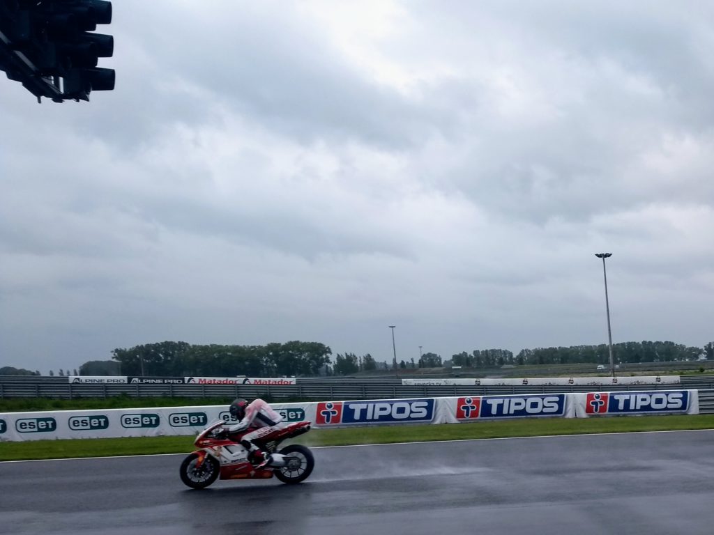 Motorrad auf regennasser Fahrbahn