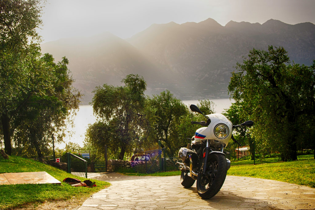 BMW R nineT Racer im Olivenhain über dem Gardasee - Bild 1