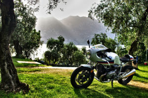 BMW R nineT Racer im Olivenhain über dem Gardasee - Bild 4