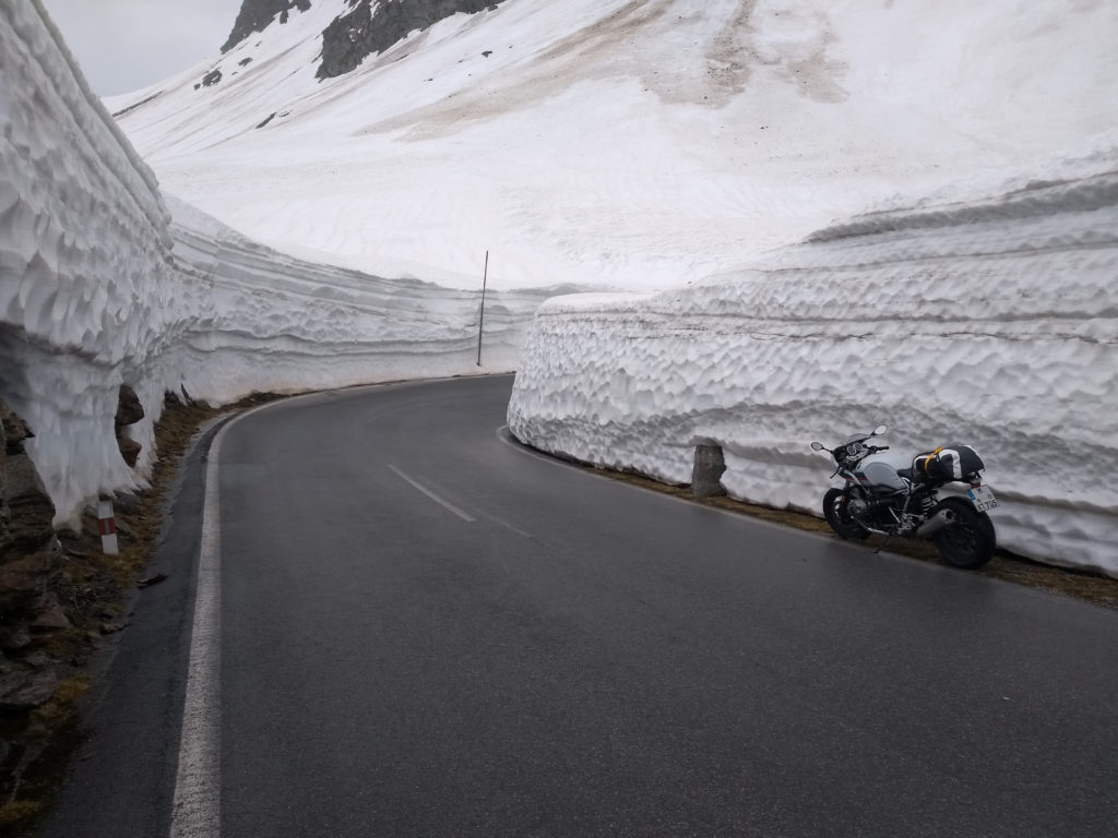 Timmelsjoch Passstraße mit Schnee