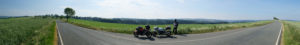 Motorräder vor Landschaft