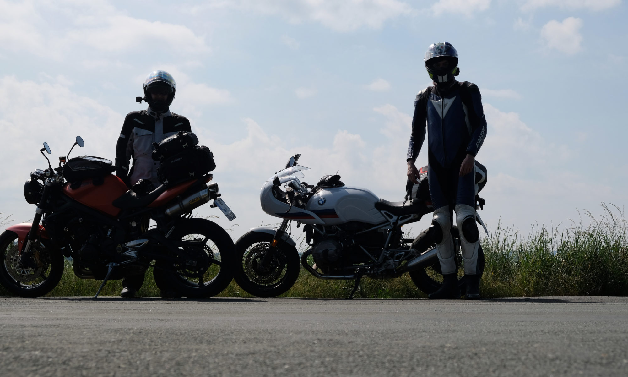 Kettenritzel und Motor8 vor den Bikes