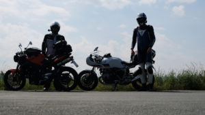 Kettenritzel und Motor8 vor den Bikes