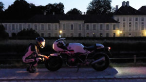 BMW R nineT bei Sonnenuntergang