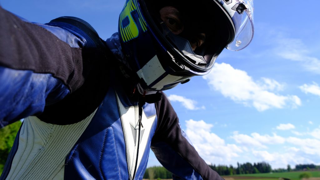 Motorradfahrer mit Helm und Sturmmaske.