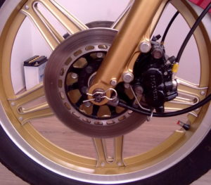 Goldenes Motorrad-Vorderrad