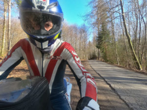 Motorradfahrer im Wald.