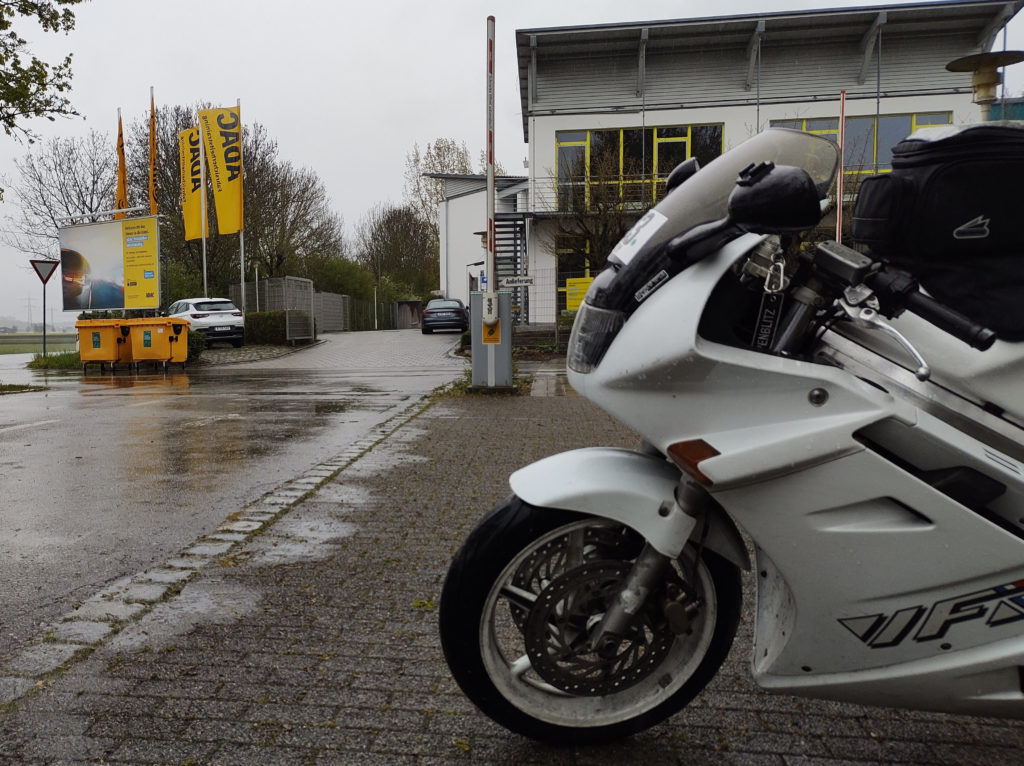 Motorrad auf Parkplatz ADAC im Regen