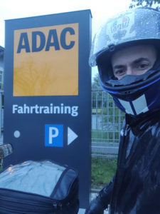 Motorradfahrer vor dem ADAC Fahrertraining Logo.