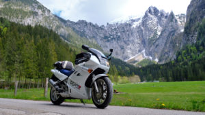 Motorrad, im Hintergrund großer Archenkopf