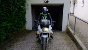 Motorrad fährt aus Tiefgarage