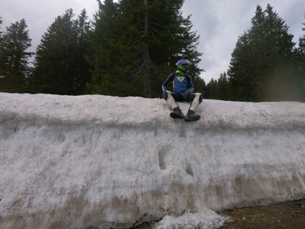 Motorradfahrer sitzt im Schnee