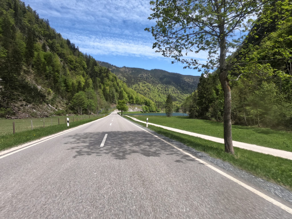 Deutsche Alpenstrasse bei Seehaus.