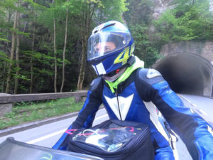 Motorradfahrer Frontalansicht bei Tunnelausfahrt