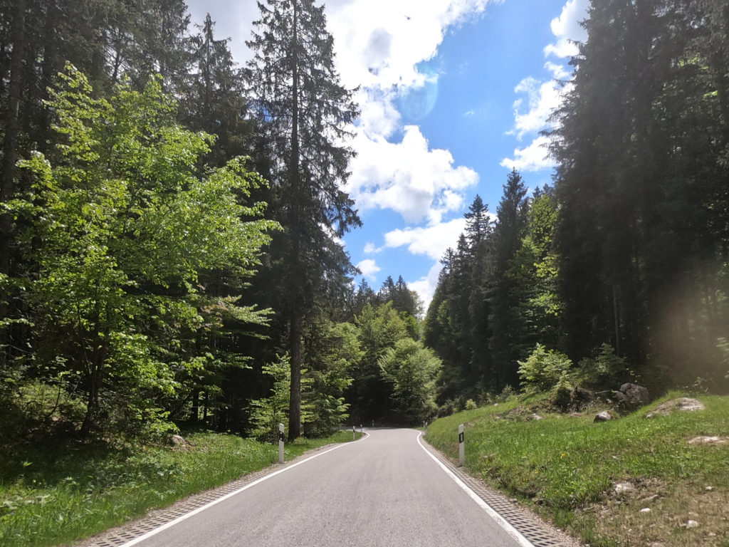 Straße zwischen Tauben- und Hintersee.