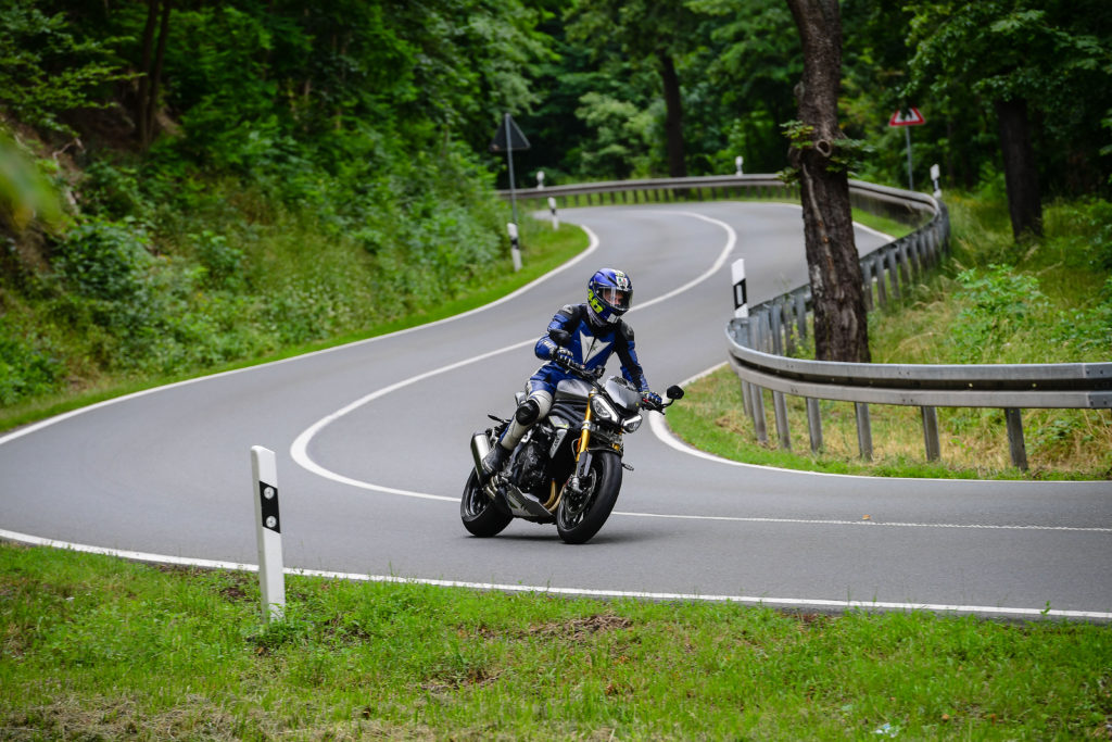 Triumph Speed Triple 1200 RS auf der Landstraße im Harz