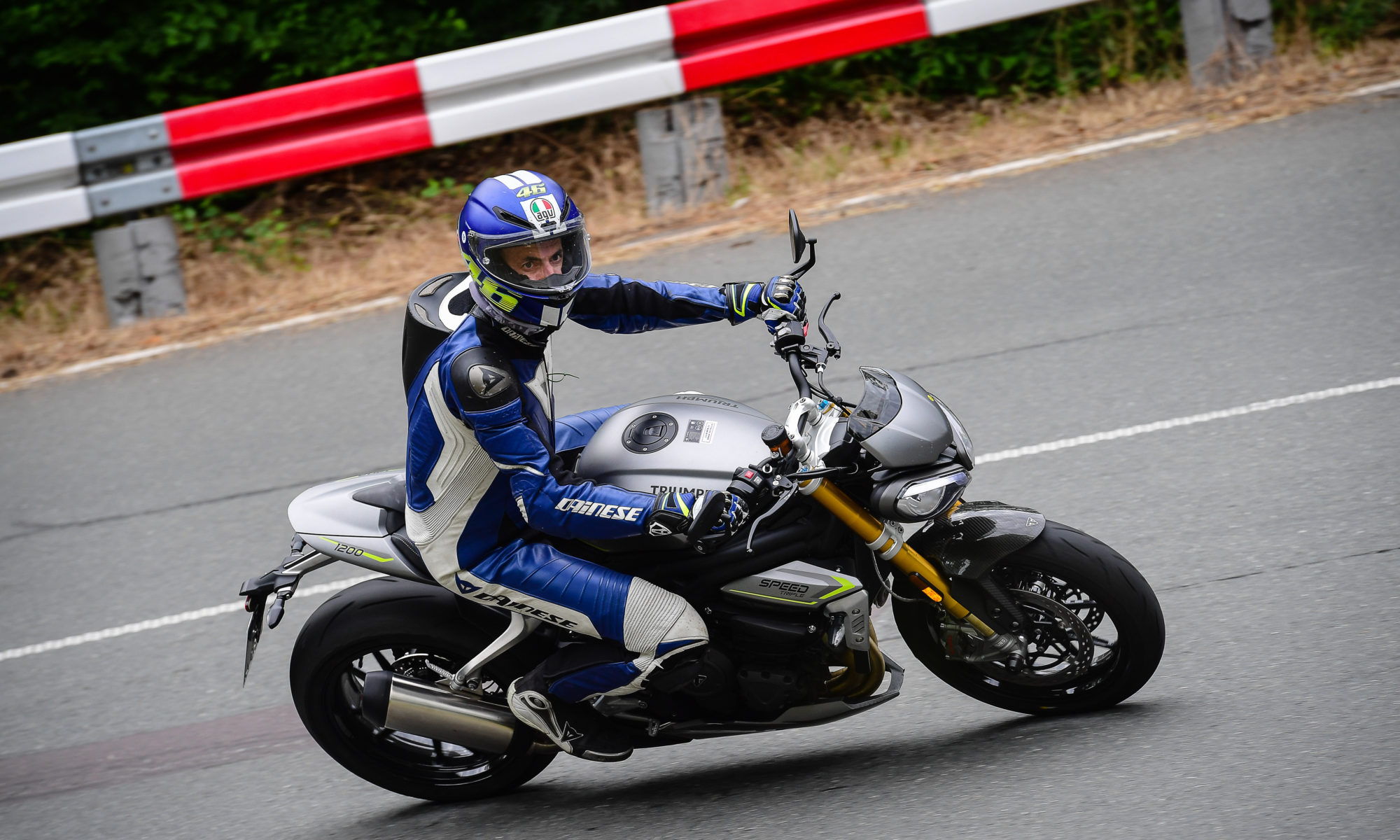 Motorradfahrer auf Triumph Speed Triple 1200 RS im Harz